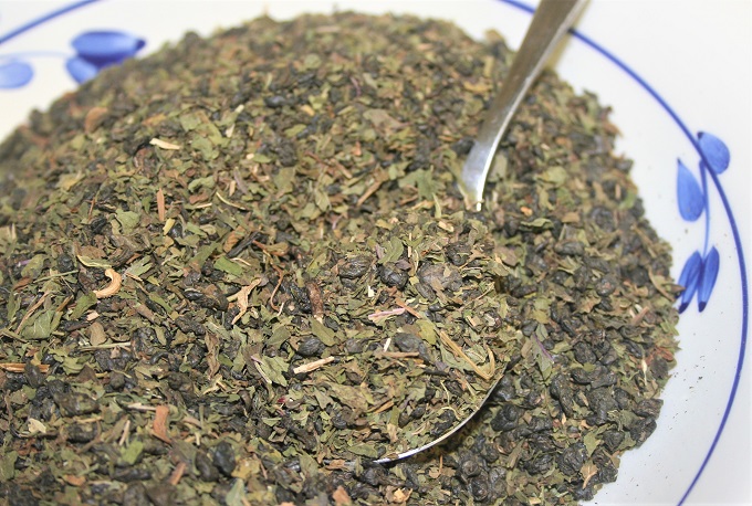 Loose leaf Gunpowder Green Tea, Spearmint, Peppermin in a bowl with a spoont