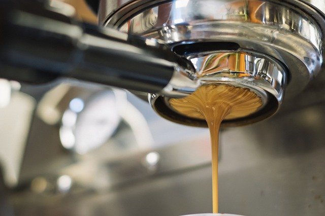 https://burmancoffee.com/wp-content/uploads/2021/04/american-coffee-pulling-espresso-shot-crema.jpg